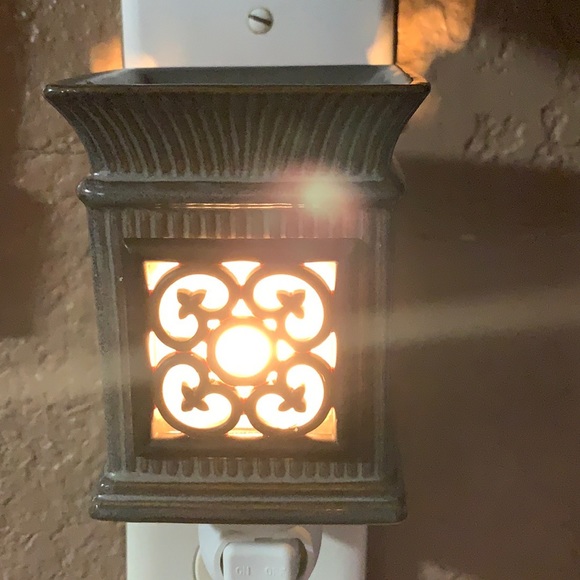 Scentsy Accents Scentsy Jane Plug In Warmer Poshmark
